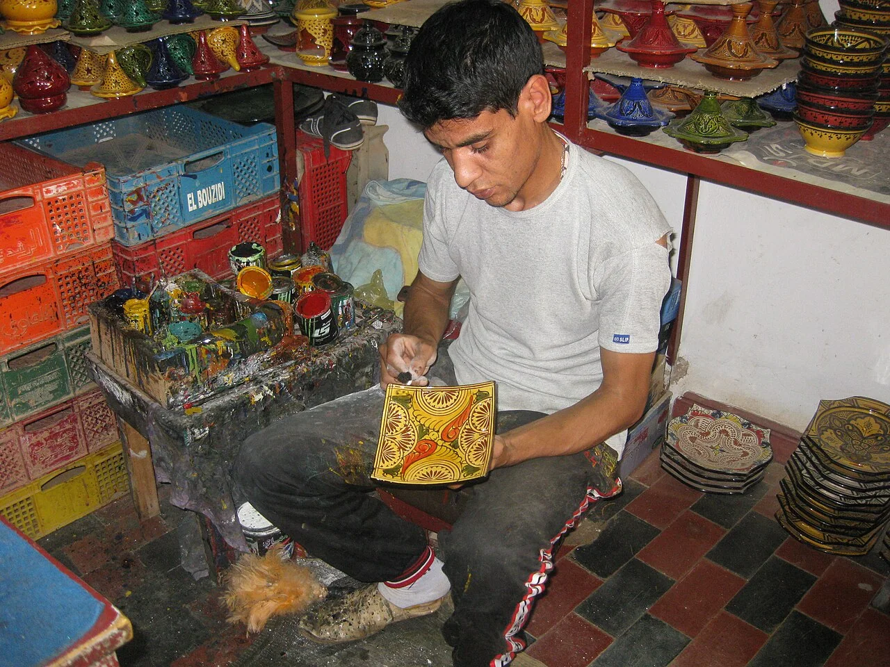 Artisan décorant une poterie à Safi
